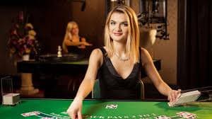 Chat dengan dealer di meja permainan lumino99